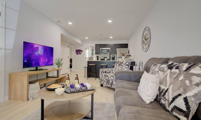 Manhattan Apartment | The Aggie Landing at Home Stay MHK
