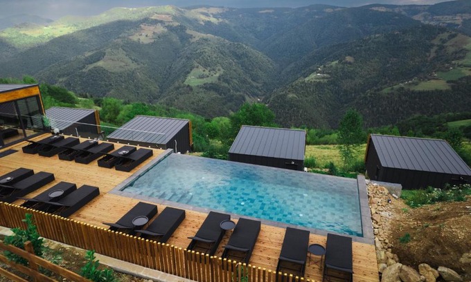 Floresti Villa | The Altitude Cabin Resort