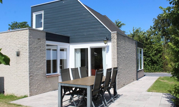Ouddorp House | The attractively furnished bungalow with lots of light is situated on the child-friendly park De Klepperstee, close to the beach and the dunes in Ouddorp.
