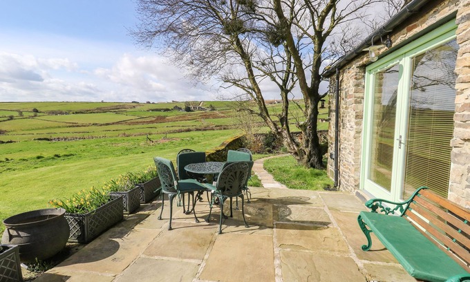 Sowerby Bridge Cottage | THE BARN AT CROW HILL SHAW FARM, romantic in Sowerby Bridge