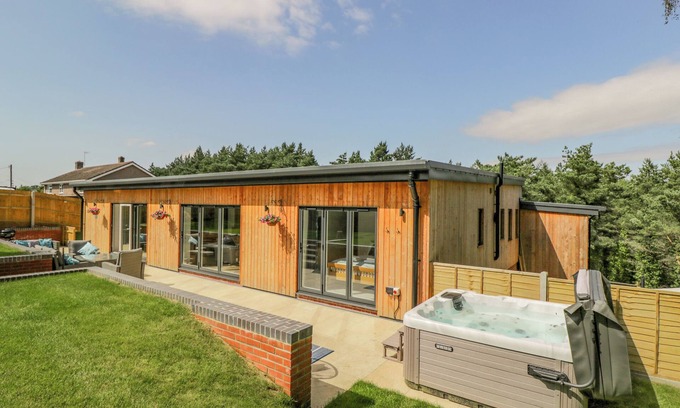 Lytchett Matravers Cottage | THE BARN, family friendly, with hot tub in Lytchett Matravers
