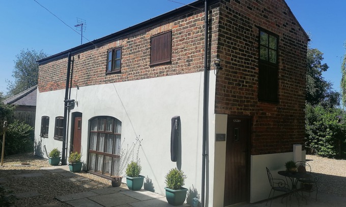 Long Sutton Cottage | THE BARN, pet friendly, with a garden in Long Sutton