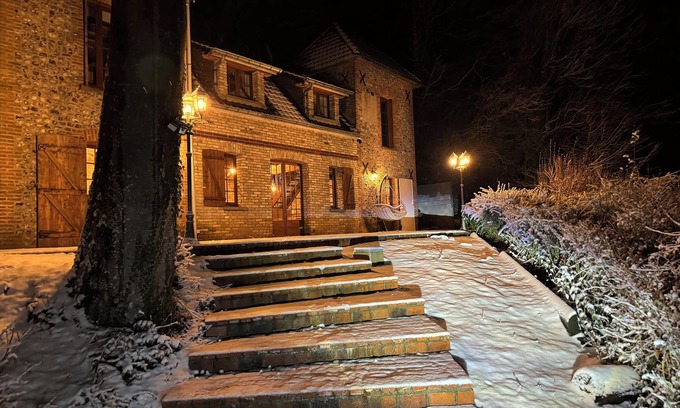 Ancourt House | The bastion with two turrets and its jacuzzi in the middle of nature