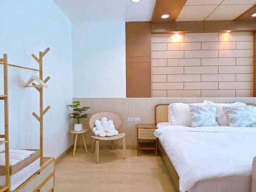 Ban Bang Saen Hotel | The beach bangsaen condo daily room Poolside