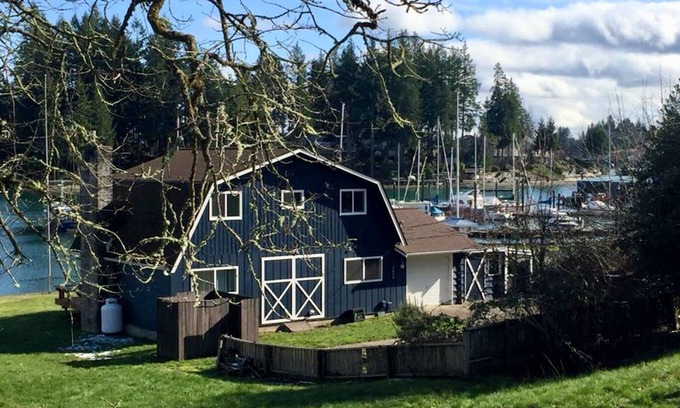 Grapeview House | The Beach Barn - Puget Sound Low Bank Waterfront, Case Inlet in Allyn WA