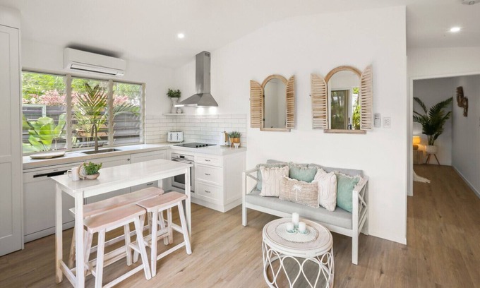 Clifton Beach House | The Beach Nest- Cosy Beachside Escape | Balcony, Full Kitchen & Free Wi-Fi