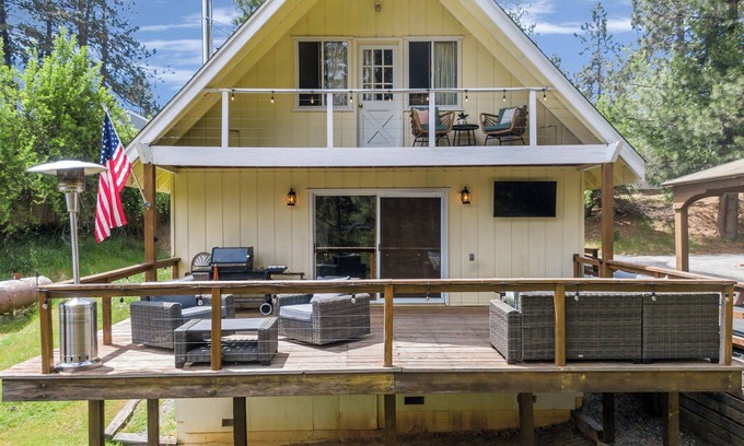 Twain Harte Cabin | The Bearfoot Lodge - Just minutes from downtown Twain Harte