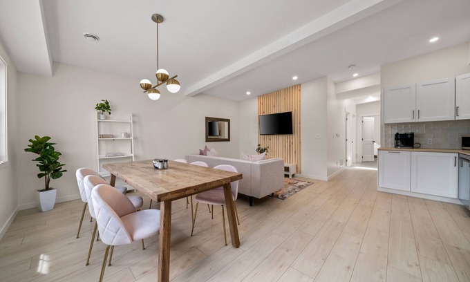 Belleville Apartment | The Belvedere:Front Street Flats