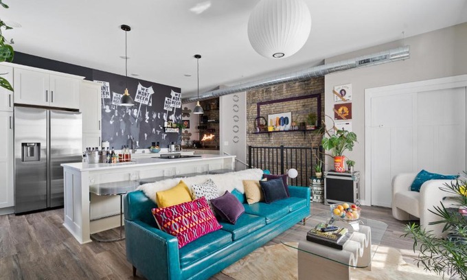 Fifth Ward Apartment | The Bentley Condotel, Heart of Walkers Point with Garage, Yard