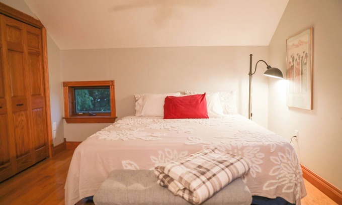 Frankenmuth House | The Best of Both Worlds.Cozy House Close to Downtown with country charm.