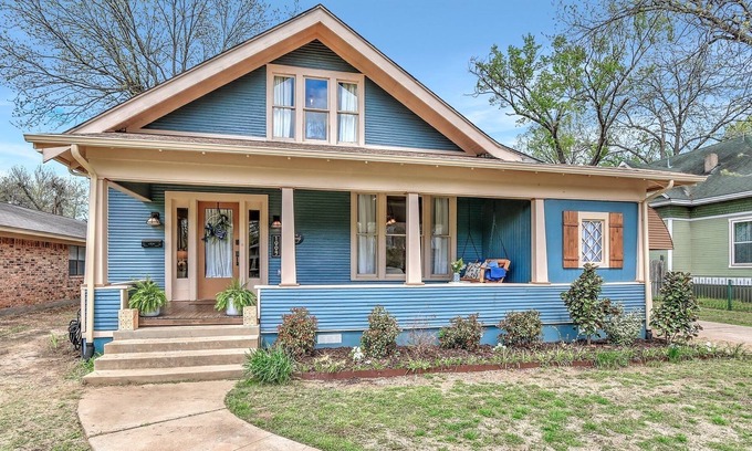 Denison House | The Beverly 20th Century home located near Historic Downtown Denison.