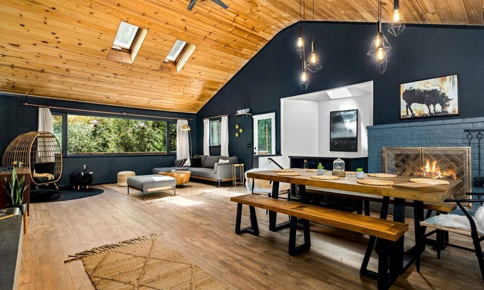 Hacienda Cabin | The Black Sheep: AirCond, 12ft MovieScreen, HotTub