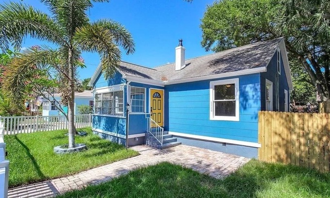 Historic Uptown House | The Blue Bungalow by Crescent Lake Walk 2 Downtown K&Q Hot Tub Private Courtyard