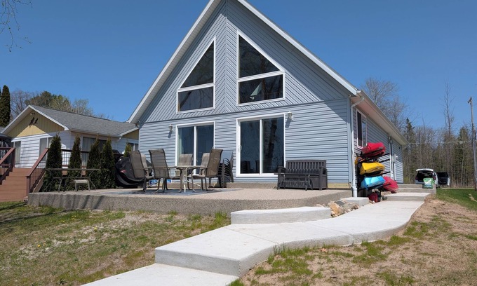 Hale House | The Blue Chalet on Sage Lake! - near boat launch - pontoon available for rent