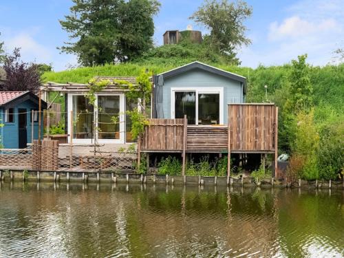 Ooltgensplaat Ski Chalet | The Blue House - Heerlijk aan het Water