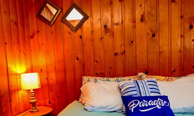Town of Somerset Cottage | The Blue Lagoon is a cozy cottage with lake view near Niagara falls & Olcott