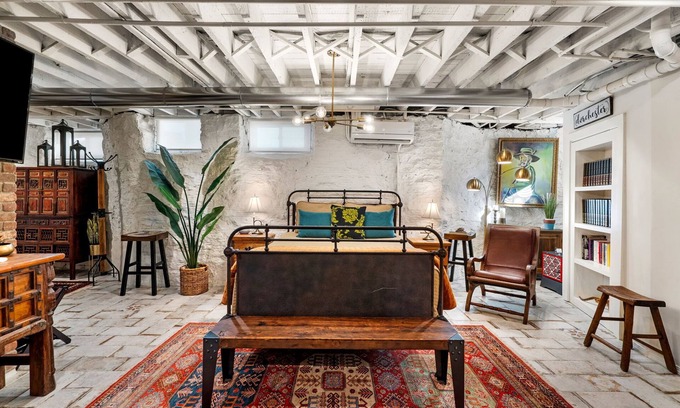 St. Marks Condo | 🎖The Boiler Room - Close to Subway & Downtown🎖