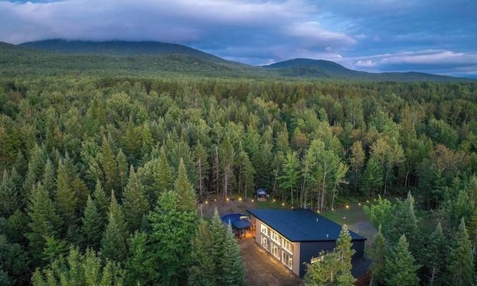 La Patrie House | The Bright Star |Hot Tub| Pool Table | Pool |River