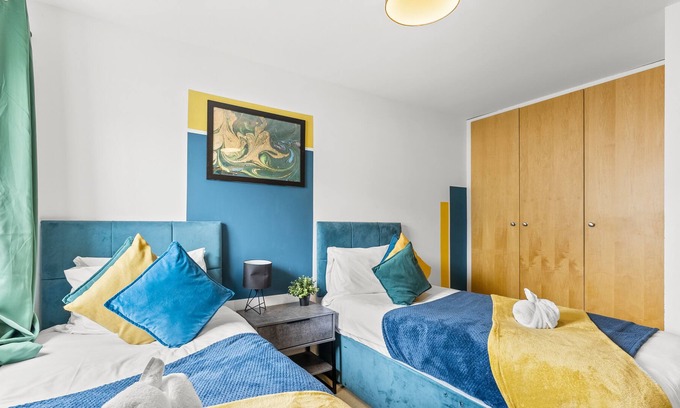 Redcliffe Condo | The Bristol Abode - Sleeps 6 - Balcony