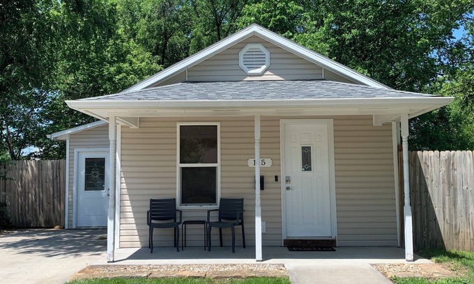 Knob Noster House | The Bungalow at WAFB/Knob Noster pet friendly