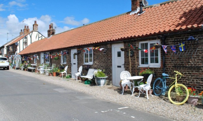 Yarm Cottage | THE BYRE COTTAGE SLEEPING 4 NEXT TO FOX COVERT PUB YARM B&B. S/C.