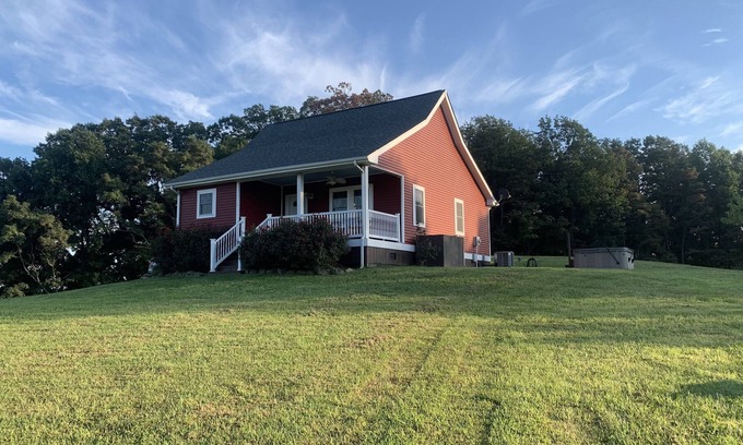 Peaks House | The Cabin at Sheep Creek: Private cabin/farmhouse with gorgeous views.