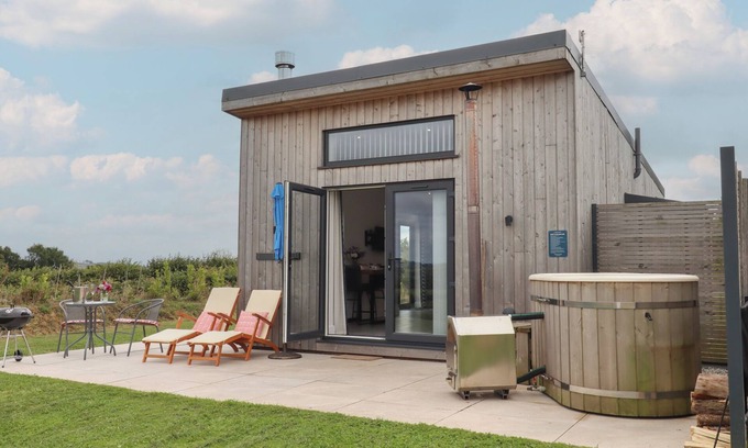 Tiverton Cottage | THE CADELEIGH, romantic, with hot tub in Tiverton