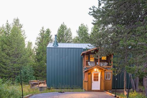 Serene Lakes House | The Calder Cabin