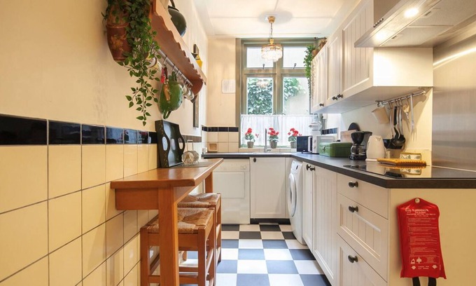 Lekkerkerk Bed & Breakfast | The Captain's Cabin with XXL bath and sauna on the river De Lek