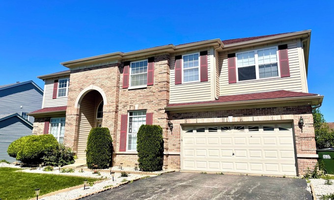 Carol Stream House | The Carol Stream Casa - Luxury Large Home, 7 bds, 75" and 65" TVs, Workspace