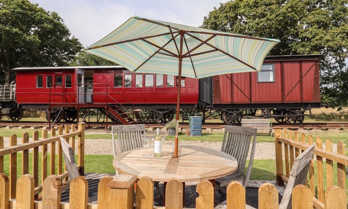 Pattiswick Cottage | THE CARRIAGE AT HIGH BARN HERITAGE, with a garden in Halstead
