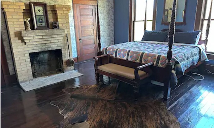 Mount Pleasant House | The Carriage Suite w/Private Bathroom