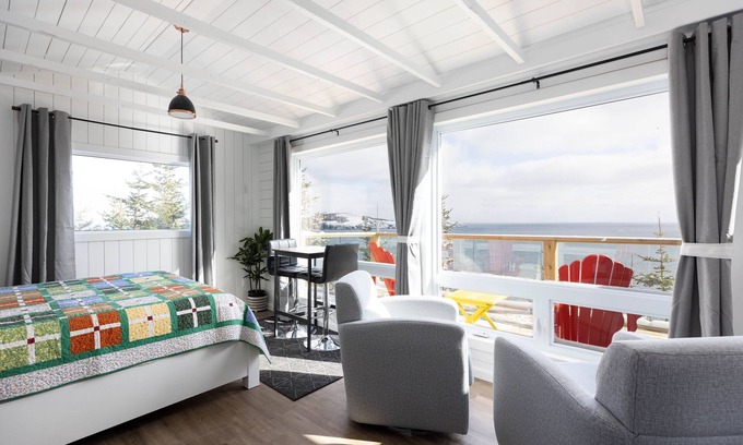 Bauline East House | The Cliff Hanger with Hot tub and Ocean views