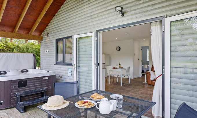 Somerton Ski Chalet | The Clover Lodge, Red Lake Farm Nr Glastonbury