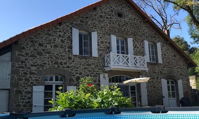 Saint-Maurice-des-Lions House | The Coachhouse at Lesterie avec piscine et jardins privés