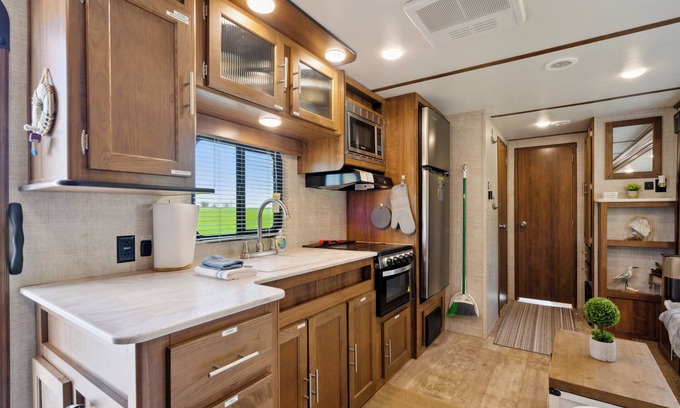 Langworthy RV Rental | The Coastal Conquest Camper Rental, located on Silver Lake in Delhi, IA