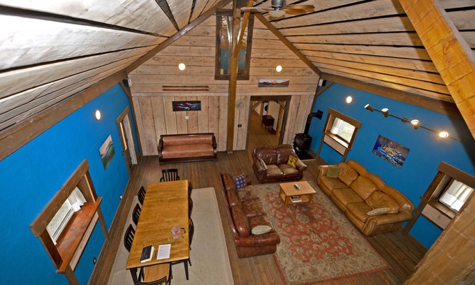 Twin Bridges House | The Combat Fisherman. Entire house. One block to the Beaverhead. Walk to bars/fo