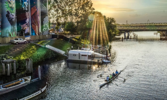 's-Hertogenbosch Boat Rental | The Coon floating home/ecolodge