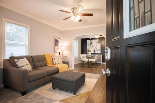 West Peoria House | THE CORNER COTTAGE - Contemporary 2BD in Peoria