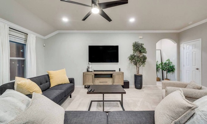 Little Elm House | The Côte Haven | A Luxury And Cozy Home Experience 3BD/2BATH