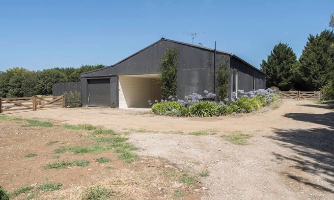 Tuerong Cottage | The Cottage at Oak Tree Farm Vineyards and Wildlife