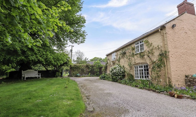 Pentre Halkyn Cottage | THE COTTAGE, character holiday cottage, with open fire in Holywell