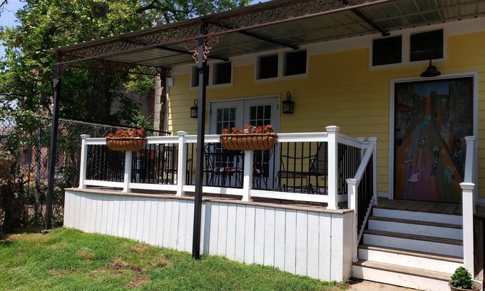 South Main Historic District House | The Cottage in the Historic South Main Arts District, Walk Everywhere Downtown