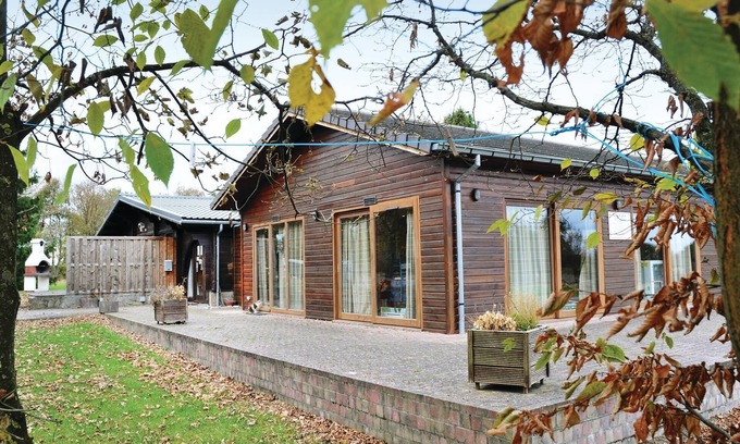 Hour House | The cottage is located in the small vacation park Le Chêneau, near Dinant (20 km).
