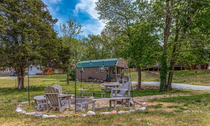 Grove House | The Cowskin Bunkhouse - Lakeview Getaway - perfect for fishermen/small families!