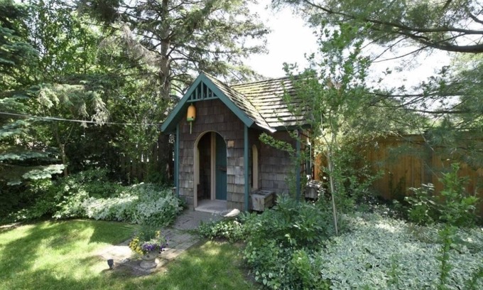 Queenston House | The Cozie Cottage at Niagara-On-The-Lake