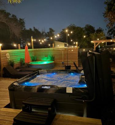 Brazos House | The Craftsman on Clay-Downtown-4 Blocks to Silos-Hot Tub and Cowboy Pool