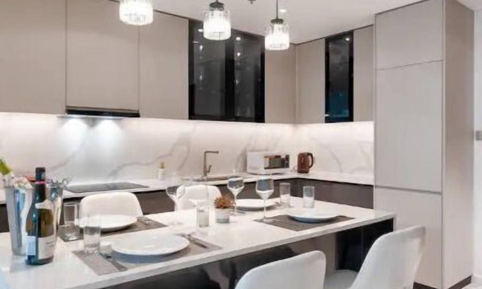 Ho Chi Minh City Apartment | The Crest-Metropole with Bathtub Skyline City view