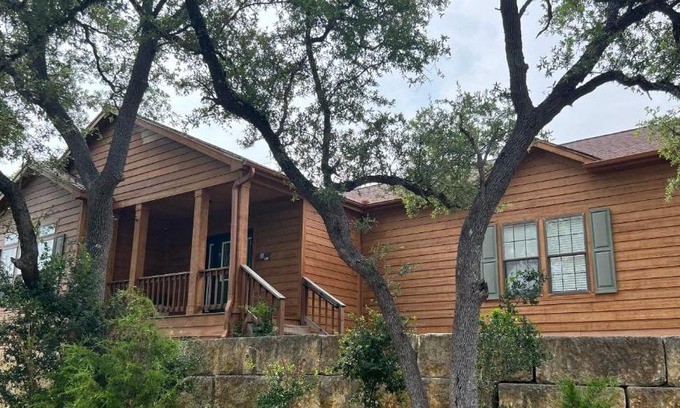 Cross Mountain House | The Den - Family friendly, Close to Fiesta Texas, SeaWorld, Riverwalk and more