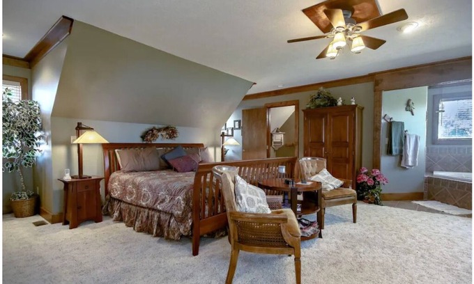 Marshfield Cabin | The Dickey House, Prairie Suite